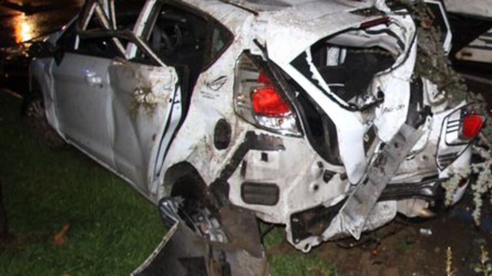 Hurdaya dönen araçtan burnu kanamadan çıktı