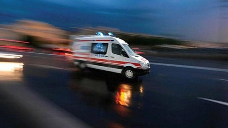 Yaralıya müdahale eden ambulansa otobüs çarptı