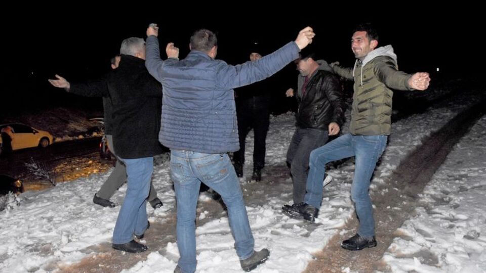 Kar yağışını 'Kerimoğlu' ile kutladılar