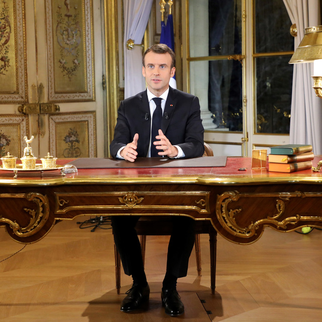 Macron, ulusa seslenişi 'altın oda'dan yapmış!