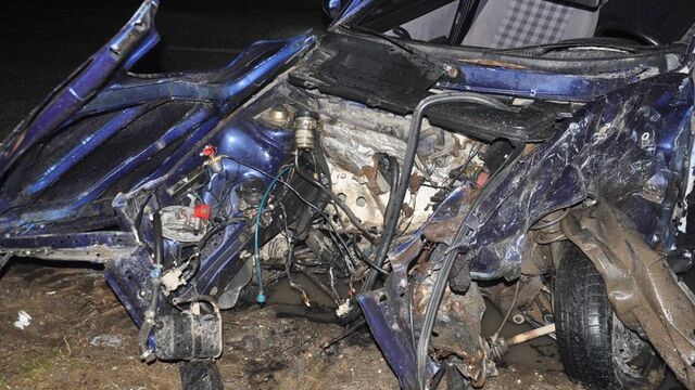 Feci kaza... Çarpmanın şiddetiyle otomobilin motoru koptu