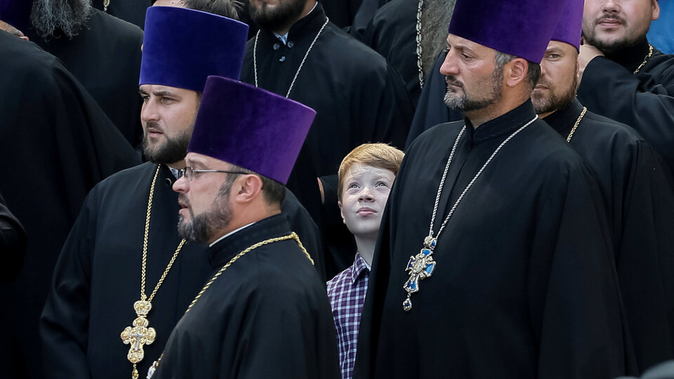 Kilise bir anda karıştı, rahipler birbirine girdi!