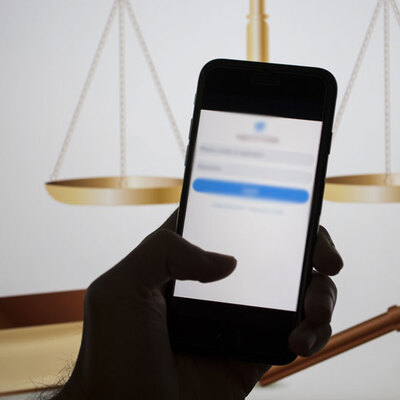 Ayrıldığı kız arkadaşının çantasına gizlice cep telefonu koydu!