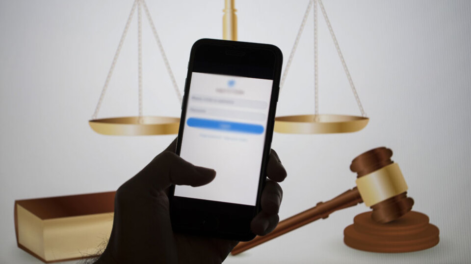 Ayrıldığı kız arkadaşının çantasına gizlice cep telefonu koydu!