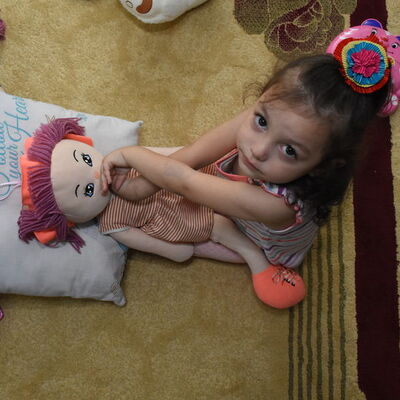 Mutfaktan sıcak su almaya gitmişti! Döndüğünde gördükleri şoke etti...