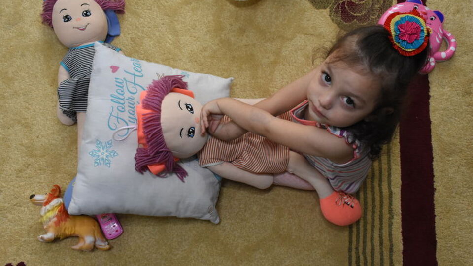 Mutfaktan sıcak su almaya gitmişti! Döndüğünde gördükleri şoke etti...