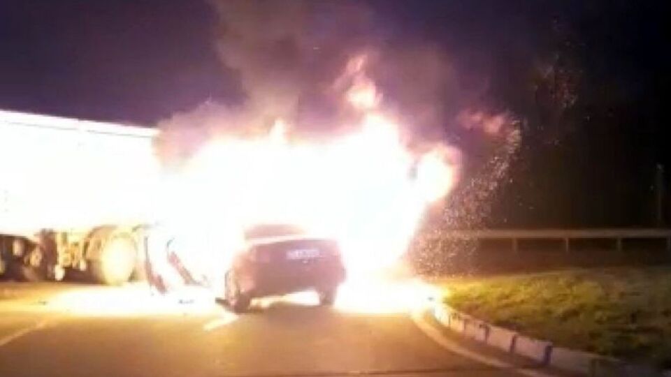 TIR ile çarpışan lüks otomobil alev aldı