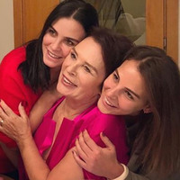 Torunlarla doğum günü pozu