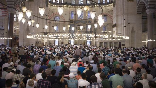 Antalya Cuma namazı saat kaçta?