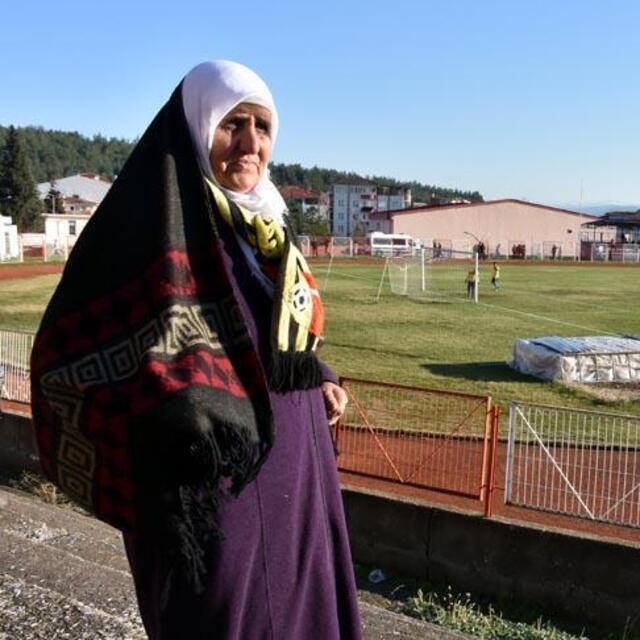 71 yaşındaki fanatik nine hiçbir maçı kaçırmıyor