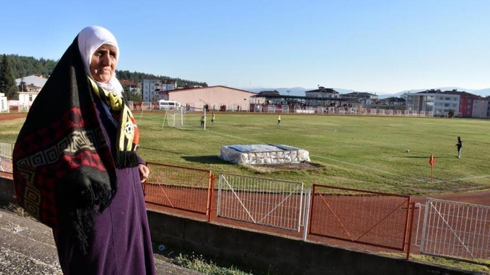 71 yaşındaki fanatik nine hiçbir maçı kaçırmıyor