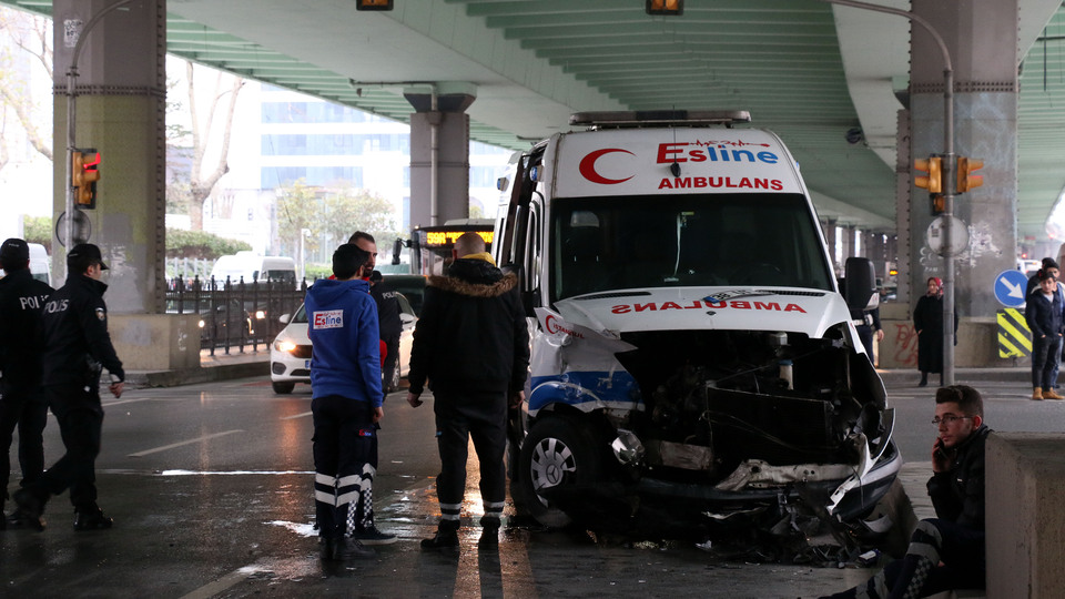 Mecidiyeköy'de ambulans ile bir araç çarpıştı