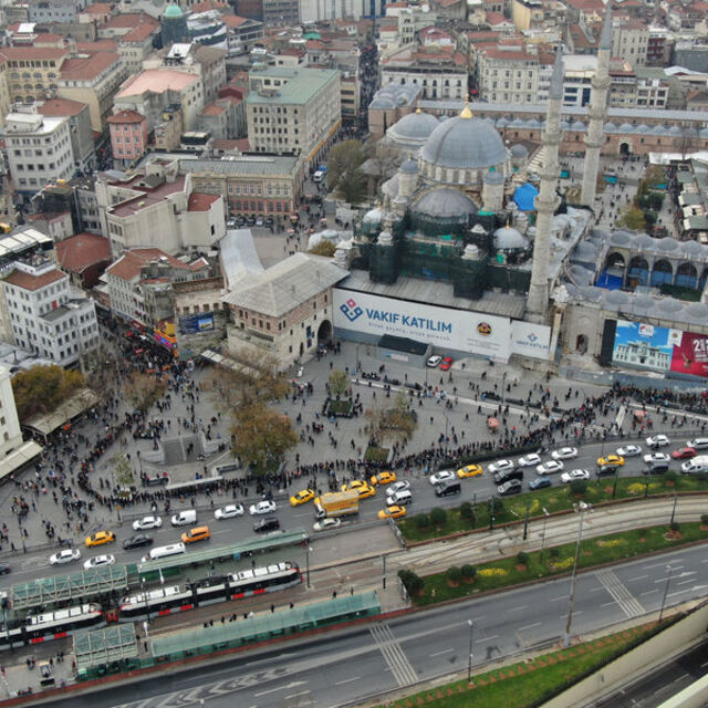 Eminönü'nde yüzlerce metrelik umut kuyruğu