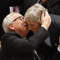 AB Komisyon Başkanı Juncker öpmelere doyamadı!