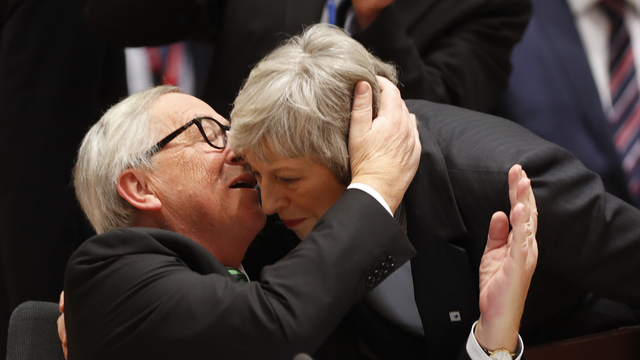 AB Komisyon Başkanı Juncker öpmelere doyamadı!