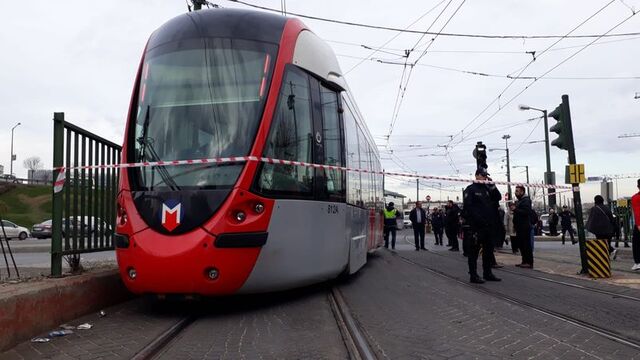 Cevizlibağ'da iki tramvay çarpıştı!
