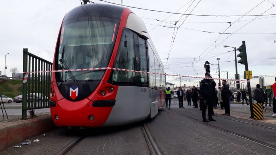 Cevizlibağ'da iki tramvay çarpıştı!
