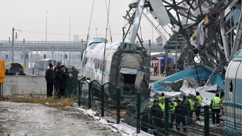 Düğümü telsiz konuşmaları çözecek! İşte tren kazasına ilişkin bilgiler...