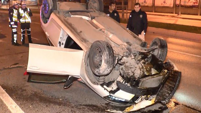 Hurdaya dönen araçtan yara almadan çıktılar