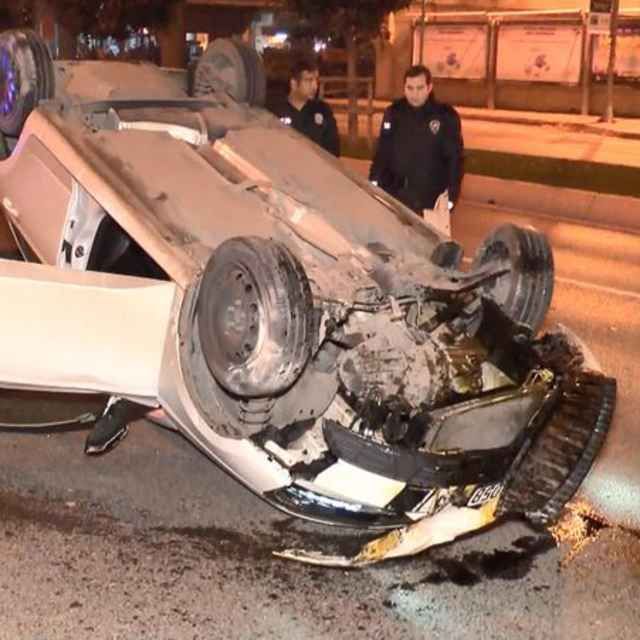 Hurdaya dönen araçtan yara almadan çıktılar