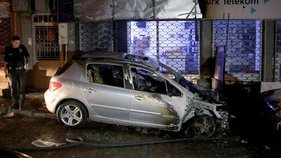 Bahçelievler'de park halindeki otomobil yandı