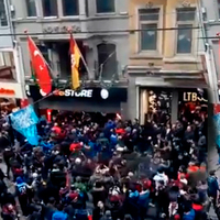 Trabzonsporlu taraftarlar, GS Store'a saldırdı!