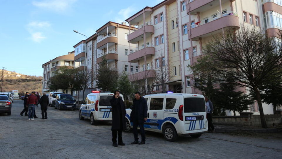 Boşanmak istediğini söyledi! Hem öldürdü, hem intihar etti