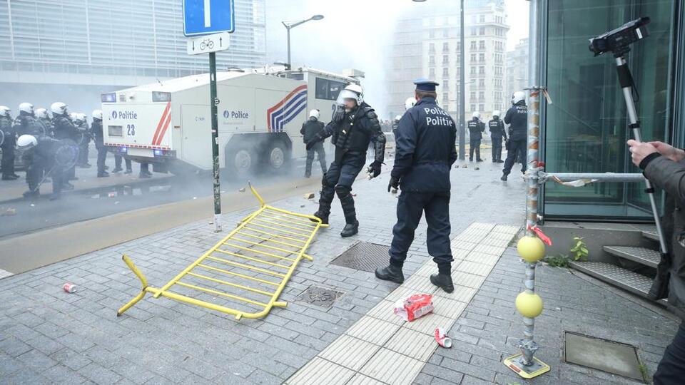 Brüksel'de AB binalarına yürüyen aşırı sağcılara polis müdahalesi!