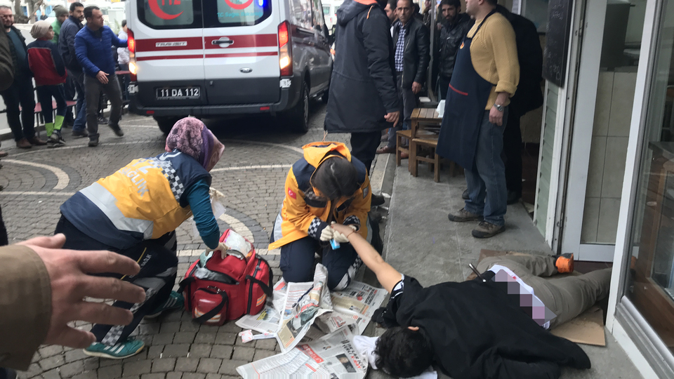 Korkunç olay! Beline bıçak saplandı