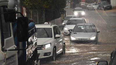 Sağanak hayatı olumsuz etkiledi... 2 doktor mahsur kaldı