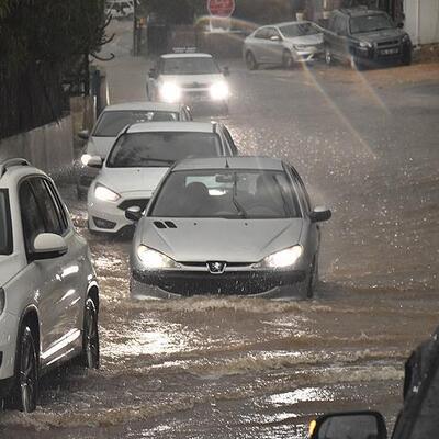 Sağanak hayatı olumsuz etkiledi... 2 doktor mahsur kaldı