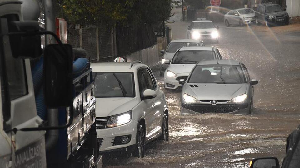 Sağanak hayatı olumsuz etkiledi... 2 doktor mahsur kaldı