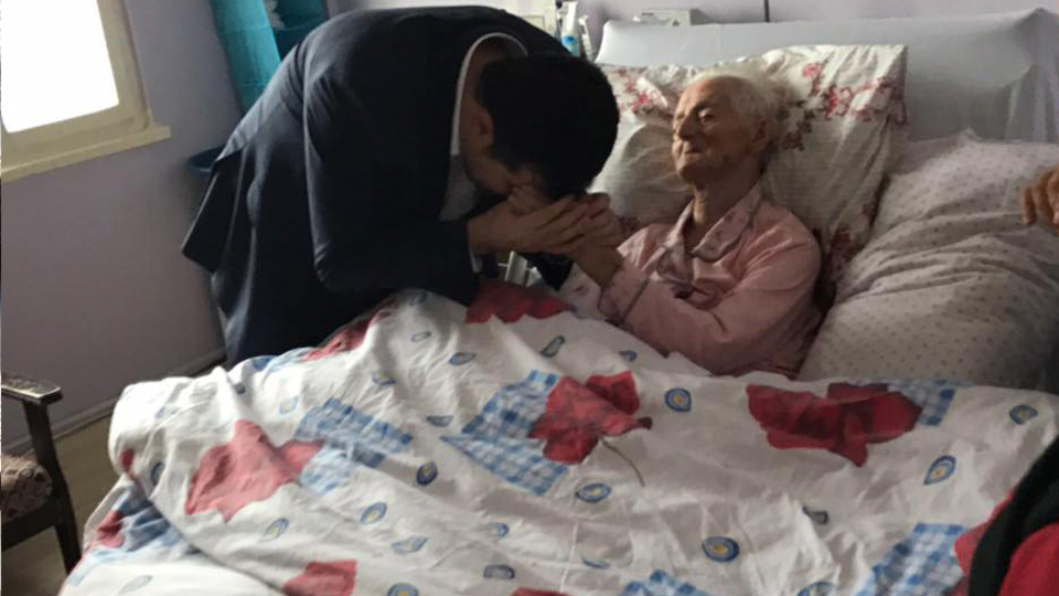 Oğlunun şehit olduğu günün yıl dönümünde toprağa verilecek