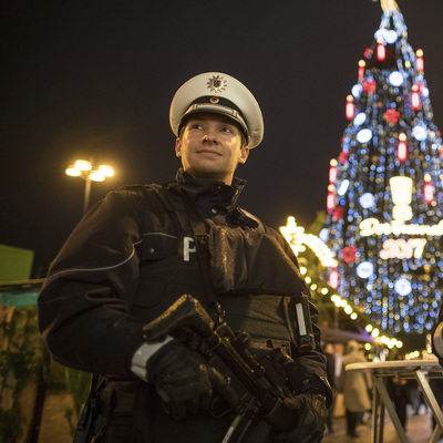 Noel pazarında terör paniği: Çocuklar maytap patlattı, izdiham yaşandı