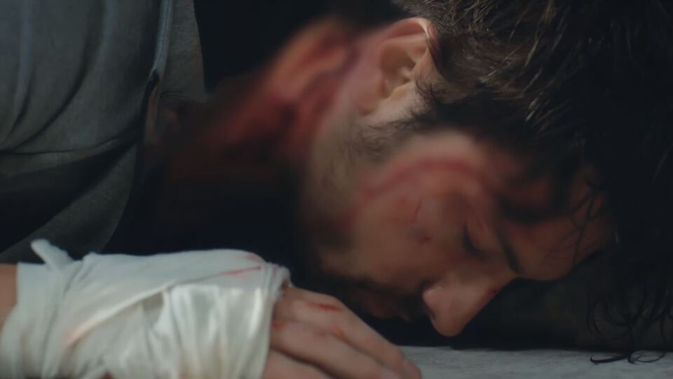 Cenk, Azra ile ayrılığın ardından perişan!