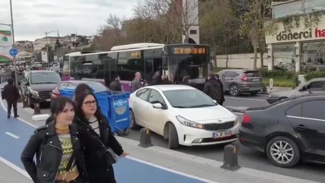 Bu görüntü İstanbul'dan! Sabırları taşan yolcular otobüsten inerek...