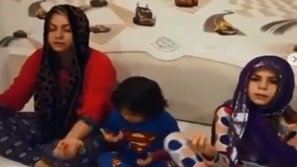 Çocuklarına dua etmeyi öğretti