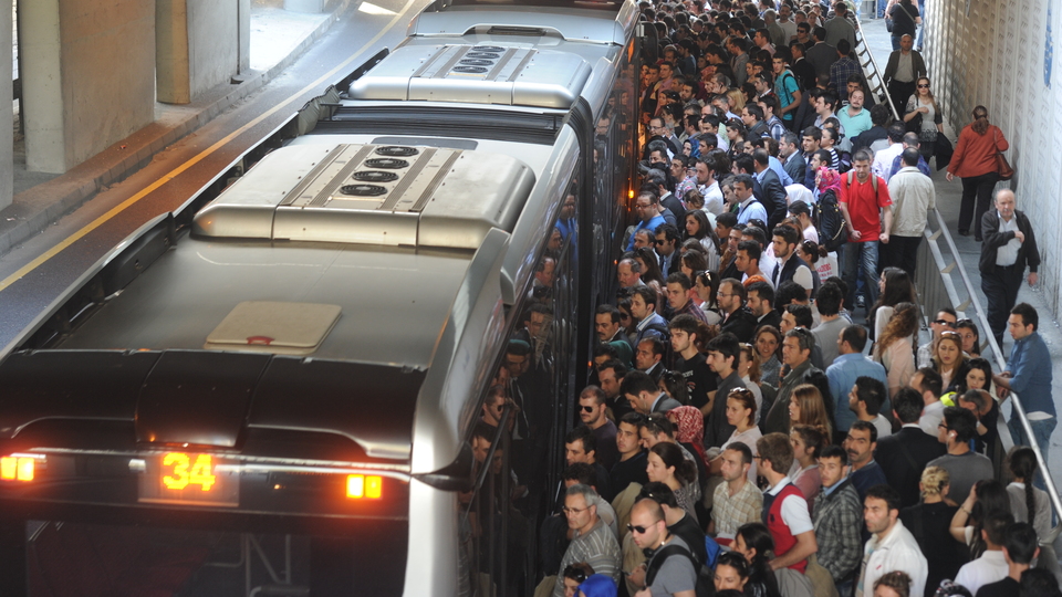 Her gün binlerce insan kullanıyor! Metrobüste verem bulaşır mı?