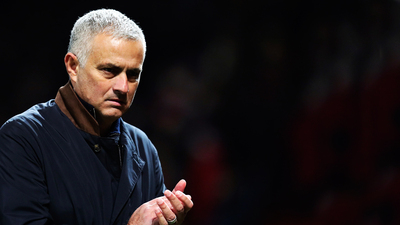 Jose Mourinho kovuldu