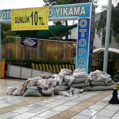 İlçe alarmda! Dükkanlar kum torbalarıyla kapatıldı...