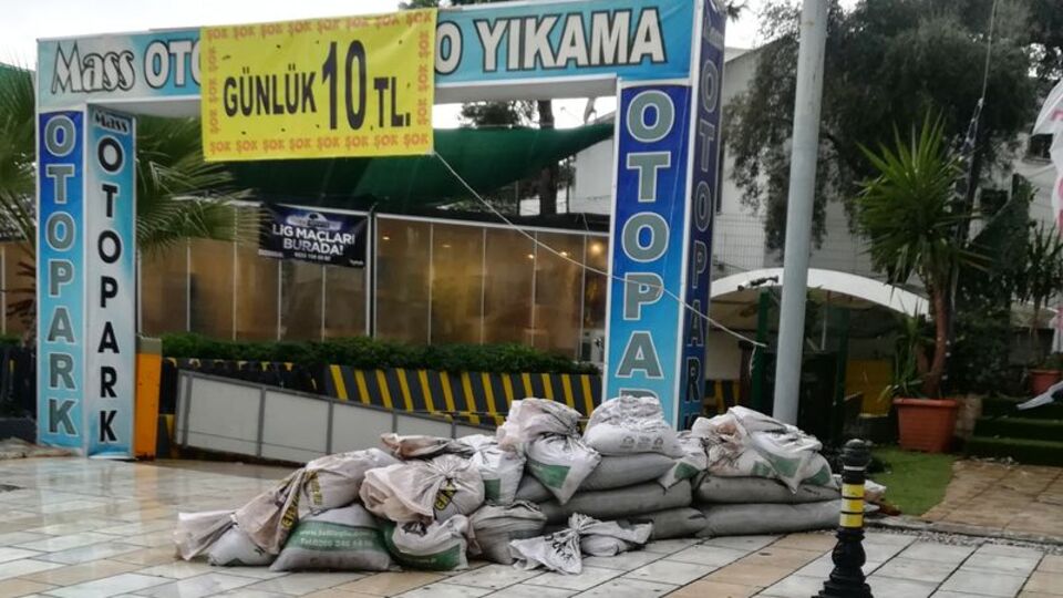 İlçe alarmda! Dükkanlar kum torbalarıyla kapatıldı...