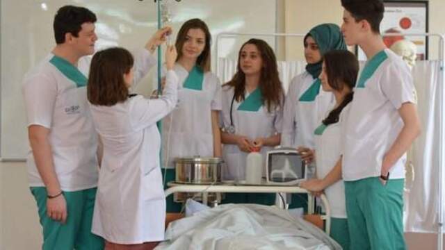 Hastanelerdeki stajyer öğrencilere ücretsiz yemek servisi
