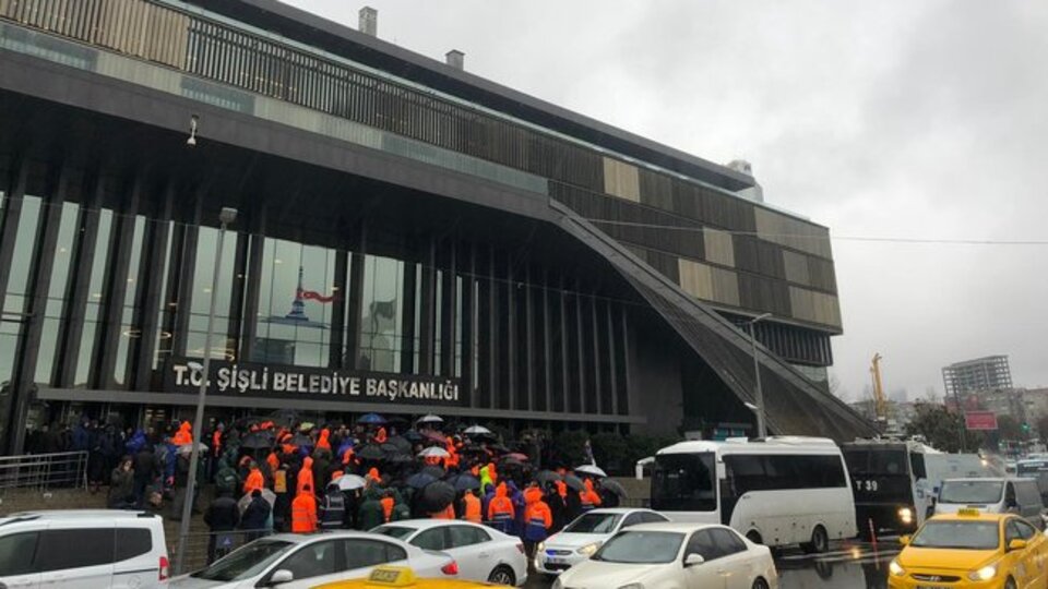İşçiler Şişli Belediyesi önünde eylem yaptı
