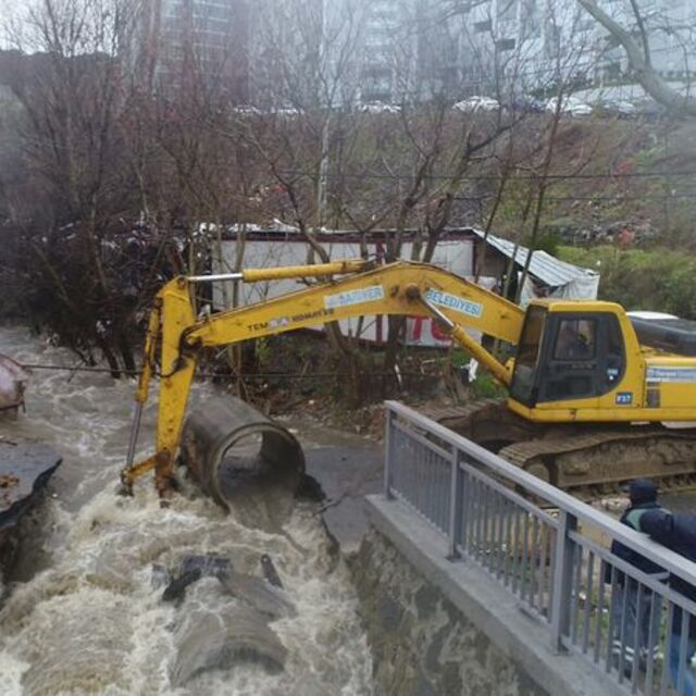 Sel suları yıktı geçti! Ekipler zorlu bir mücadele veriyor