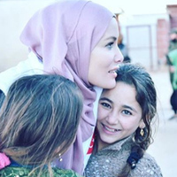 Tesettüre giren Gamze Özçelik, İdlib'e gitti