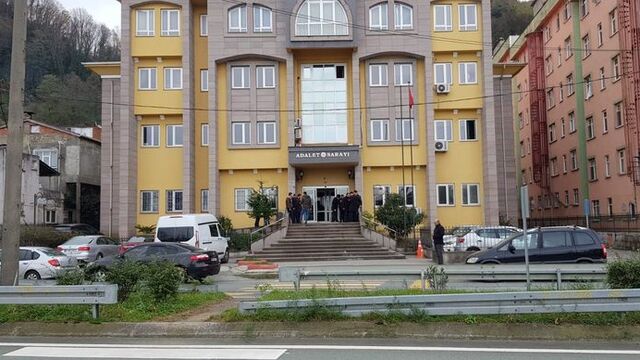 Polisin silahını alıp ateş açtı! İlçeyi ayağa kaldıran olay!
