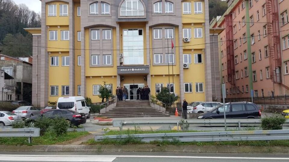 Polisin silahını alıp ateş açtı! İlçeyi ayağa kaldıran olay!