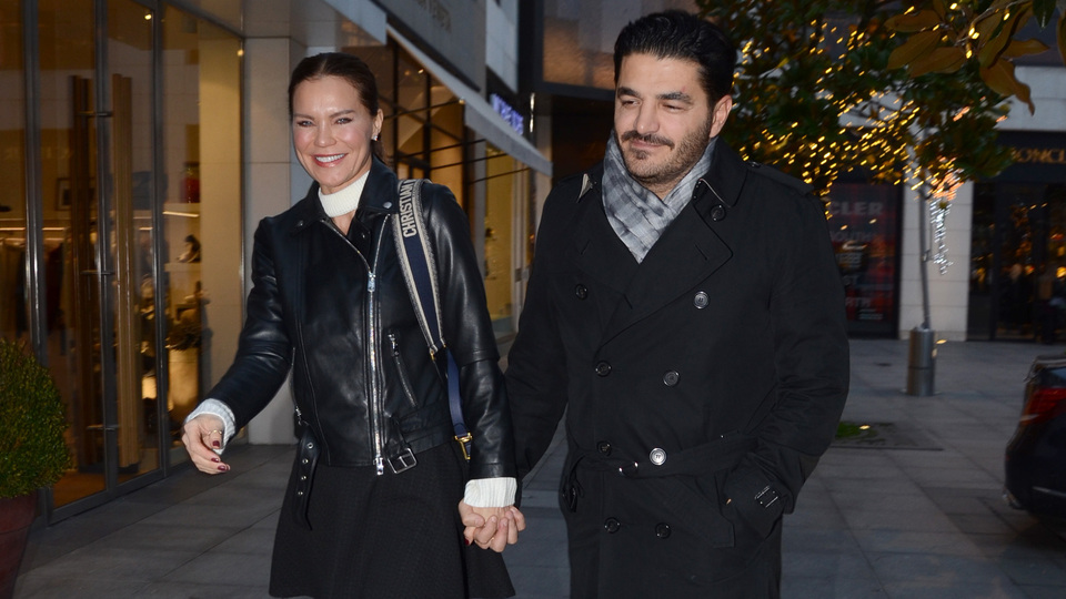 Elini bir an olsun bırakmadı