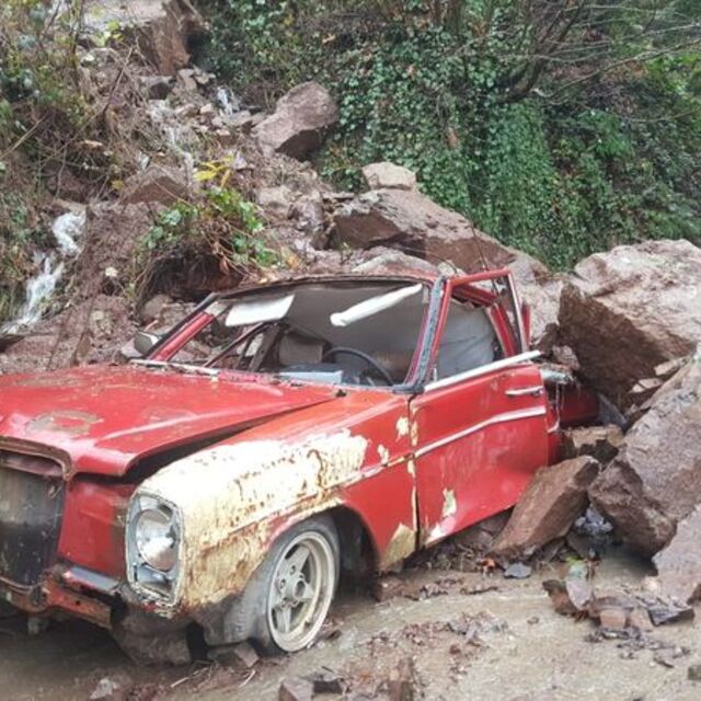 Rize'yi sel vurdu! Heyelan oldu, yollar kapandı!