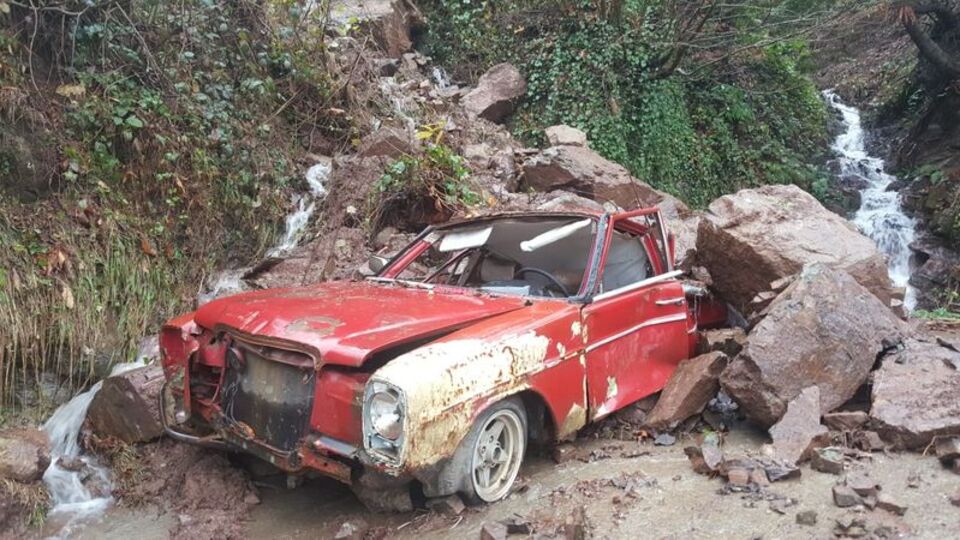 Rize'yi sel vurdu! Heyelan oldu, yollar kapandı!